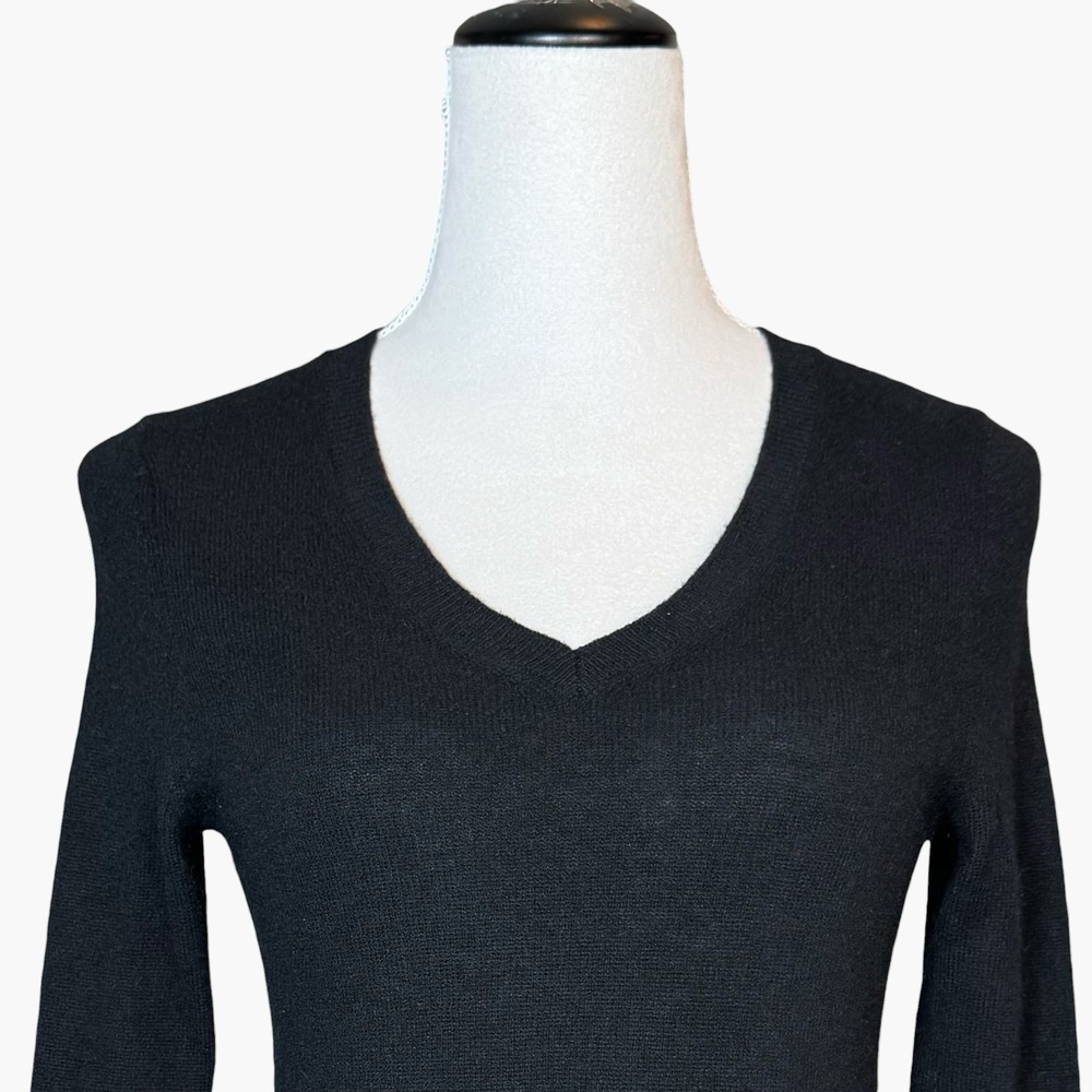 Halogen 100% Cashmere V-Neck Sweater XS Petite Black Quiet Luxury Minimalist - Picture 3 of 6
